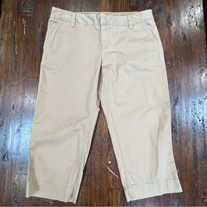 GAP Khaki Capris in excellent condition size 4